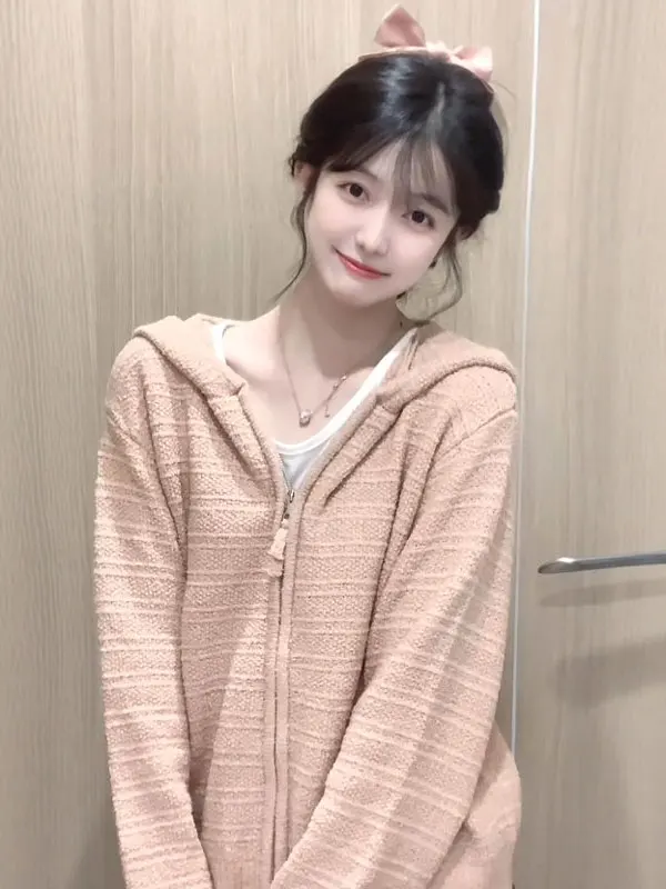 

Уютный вязаный свитер Laid-ba с капюшоном и длинными рукавами: модный тренд весны для женщин, идеально подходит для прогулок, путешествий и повседневной носки.