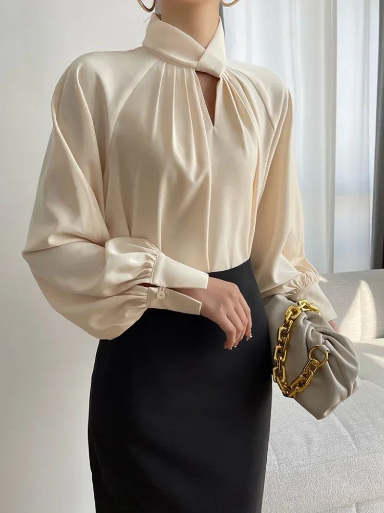 Camicetta da donna con colletto alla coreana e maniche a lanterna. Design dal temperamento elegante. Camicia da donna alla moda. Camicie larghe da donna da ufficio solide