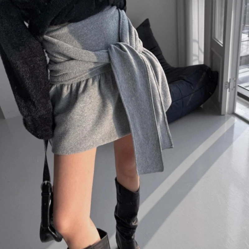 Gonna da donna grigia irregolare retrò americana 2025 Inverno Nuovo stile Lace-up Design a pieghe Personalità Puffy Gonne corte da donna