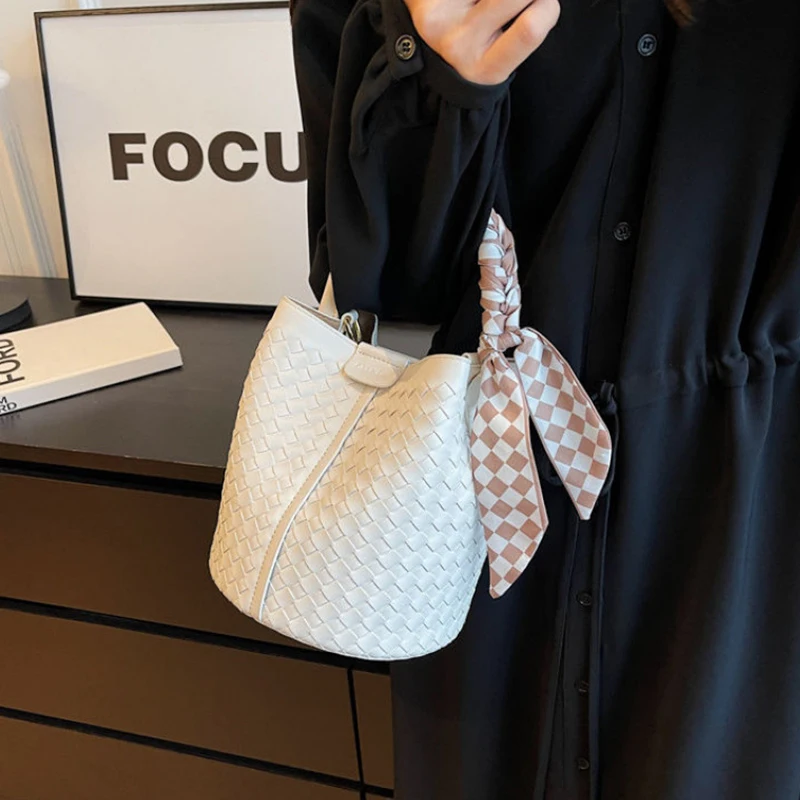 

【Two-color Optional】Stylish solid color woven bucket bag light luxury handheld large capacity crossbody single shoulder