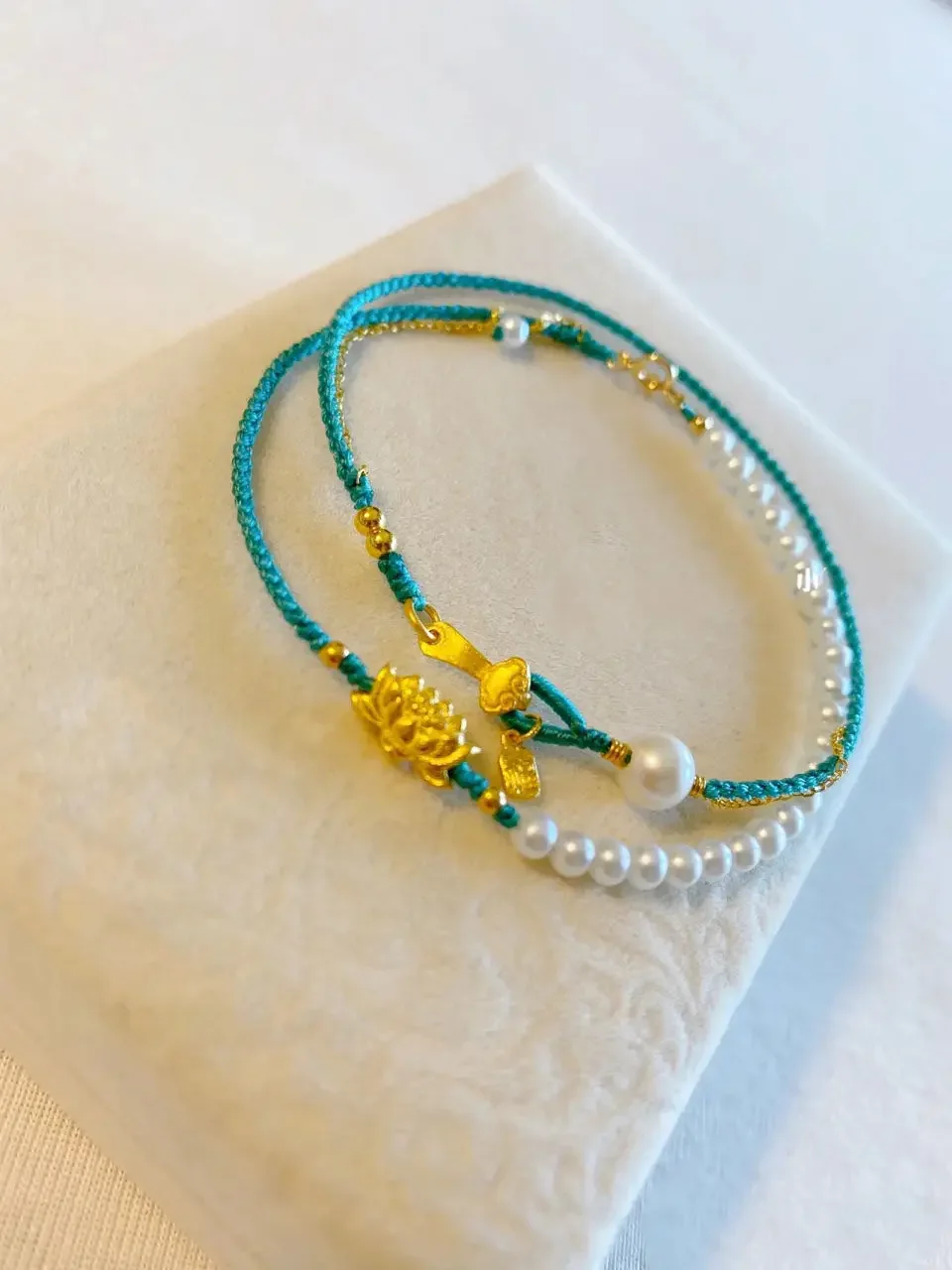 

Blue Woven Bracelet Half Chain Half Rope Dopamine Beaded Hand Rope Real Gold Plated Lotus Pendant Women's Elegant White Fashion