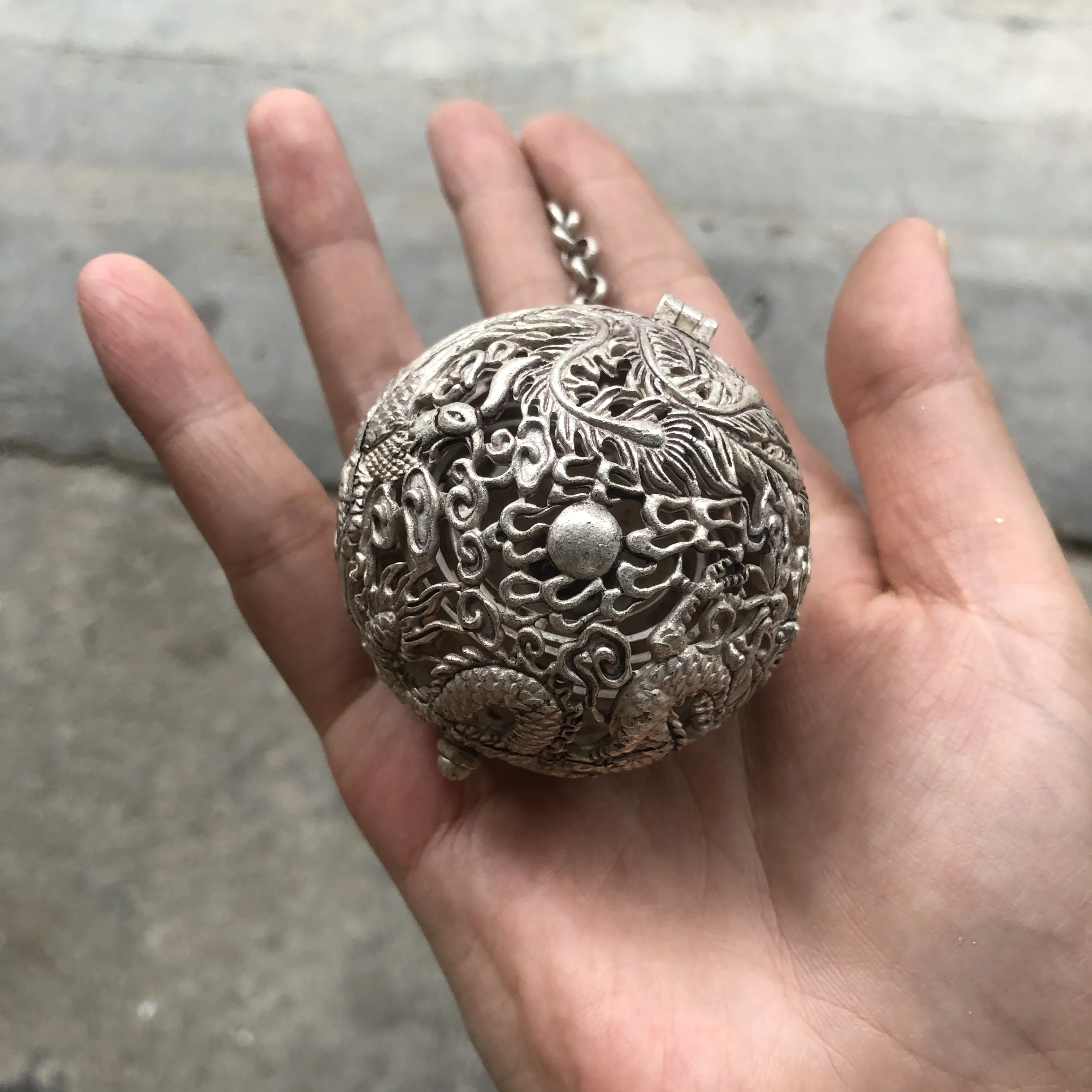 Retro Chinese Dragon Phoenix Hollow Filigree Incense Ball Alloy Hanging Aroma Sphere Portable Sachet Pendant Decor Ornament