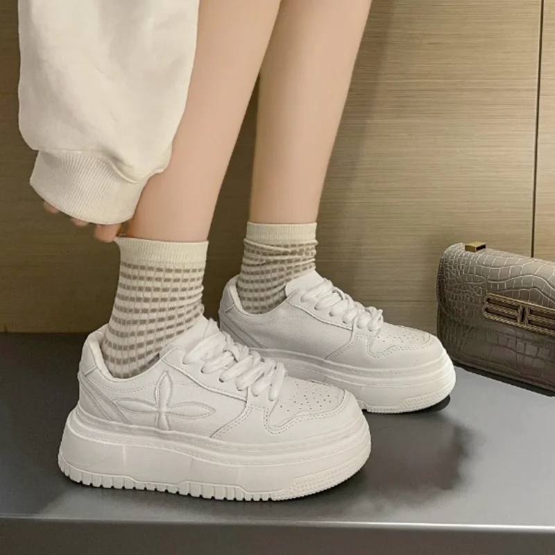 

Новинка 2023 года, женские белые повседневные кроссовки, дышащие женские вулканизированные спортивные кроссовки на платформе для ходьбы, бега, обувь на плоской подошве, хит осени