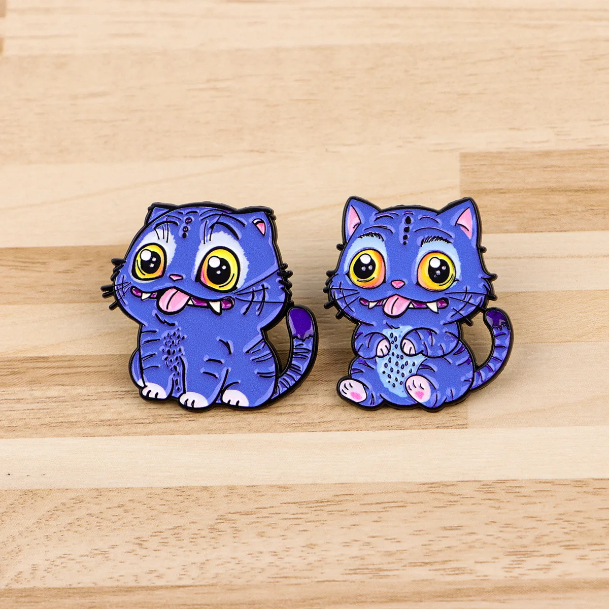 Feliz gato azul esmalte pino fantasia caçador equipe broches mulher homens mochila acessórios sacos crachá lapela jóias presente para crianças