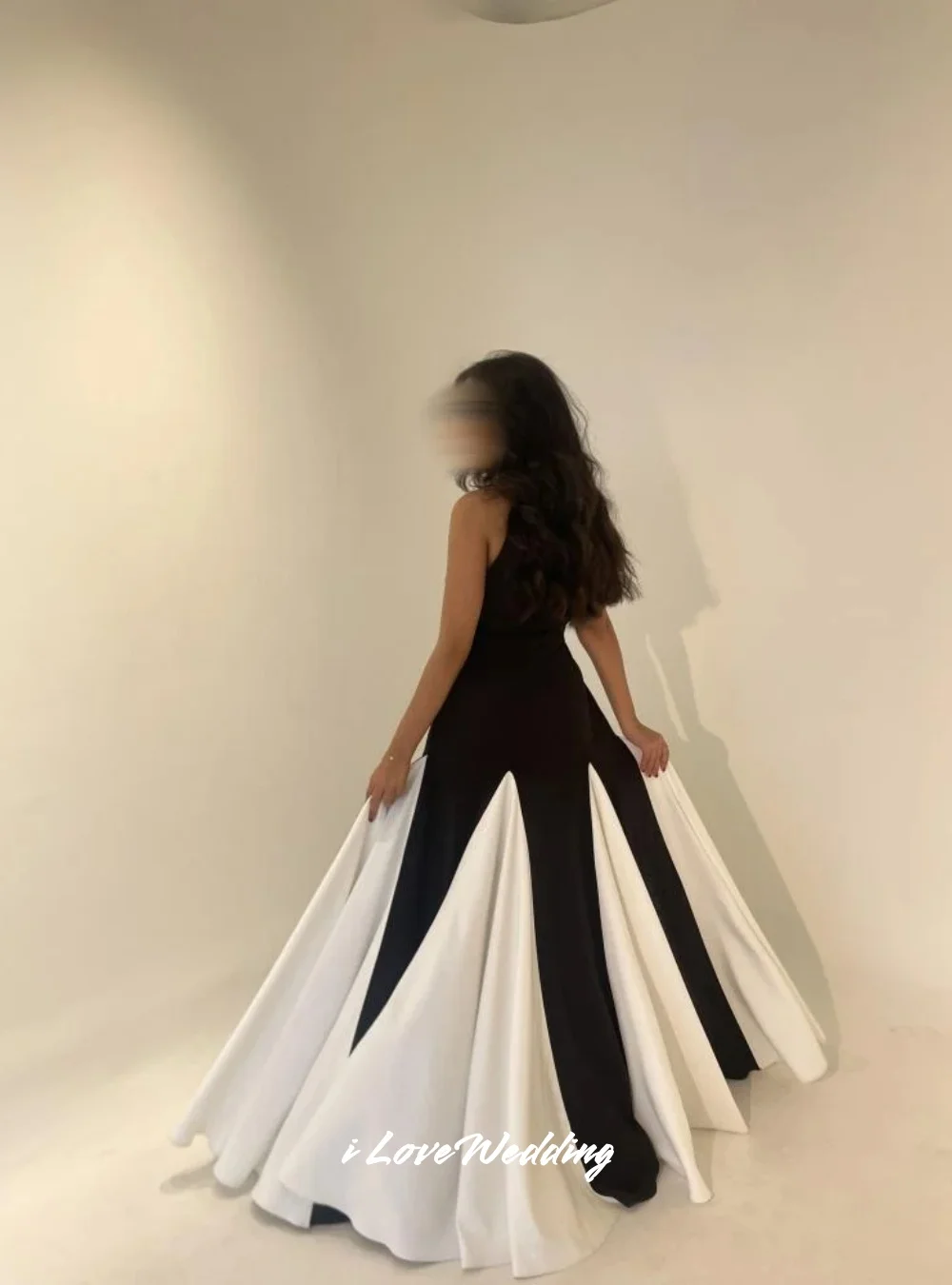 امرأة على شكل حرف v فساتين لحضور الحفلات الموسيقية 2025 ساتان بدون أكمام على شكل حرف a أسود أبيض أنيق مطوي طول الأرض فساتين حفلات الزفاف حسب الطلب