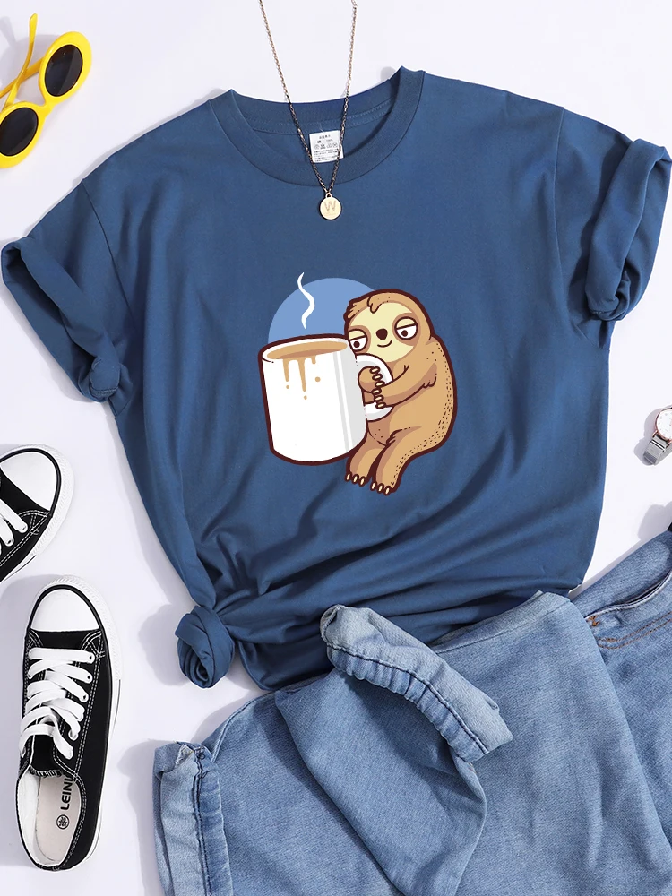 Kawaii Sloth Holding Coffee Womens Tshirt Street O-Neck Hip Hop T Shirt Sport Cool Tee Clothes Summer Breathable Tshirts Women