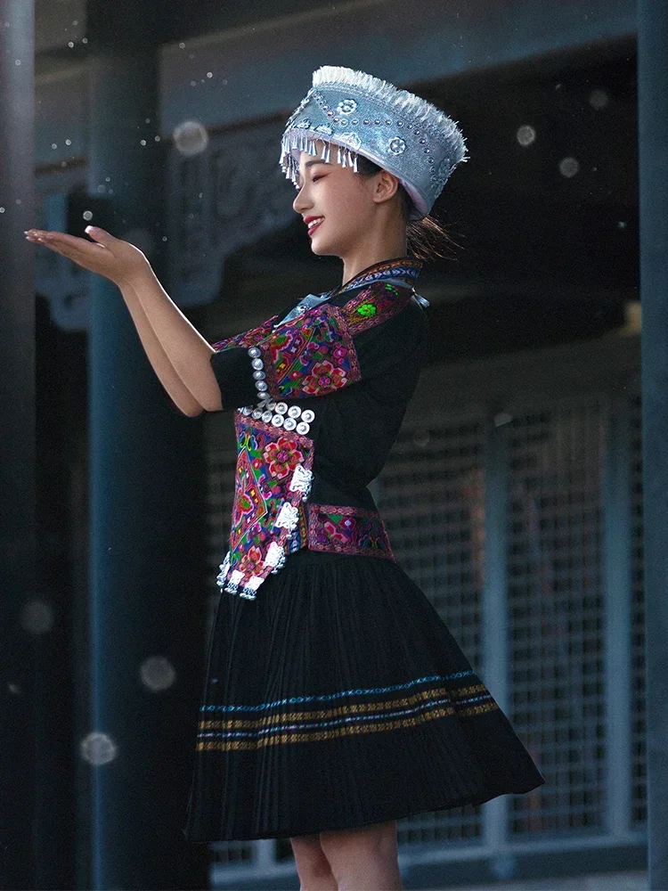 4-piece set of adult embroidery dance performance costumes for Yunnan Dong ethnic group