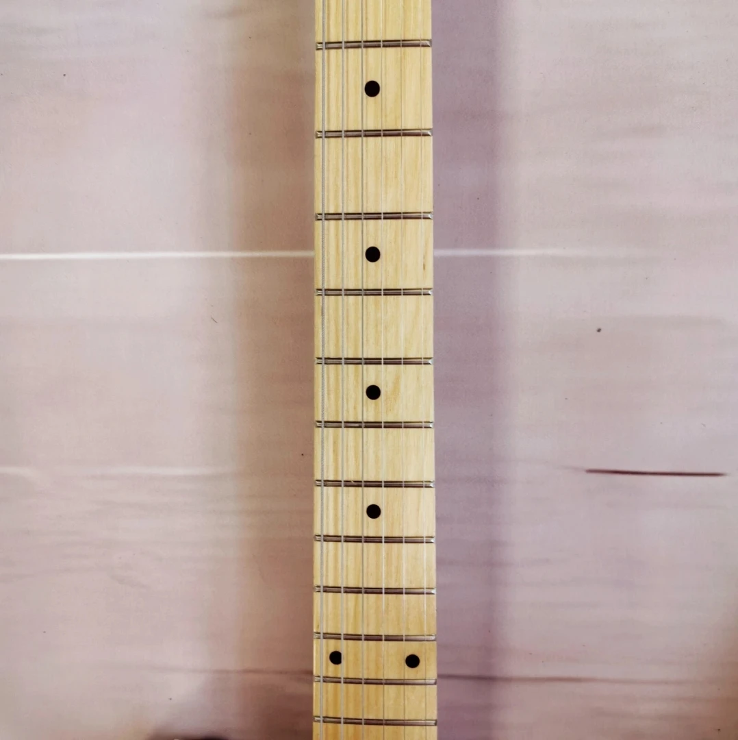 جيتار كهربائي أسود برقبة من خشب القيقب يتميز بلوحة واقية كبيرة وجسم ماهوجني قوي وجودة استثنائية