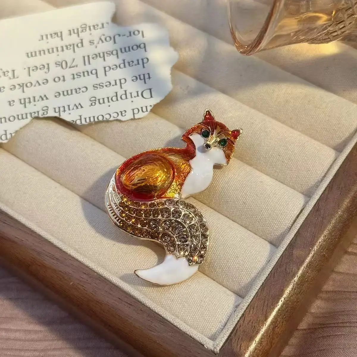 Trendy Rhinestones Foxs Brooches for Women Unisex Enamel Animals Pins Badges Office Party Backpack Gifts Jewelry Accessories