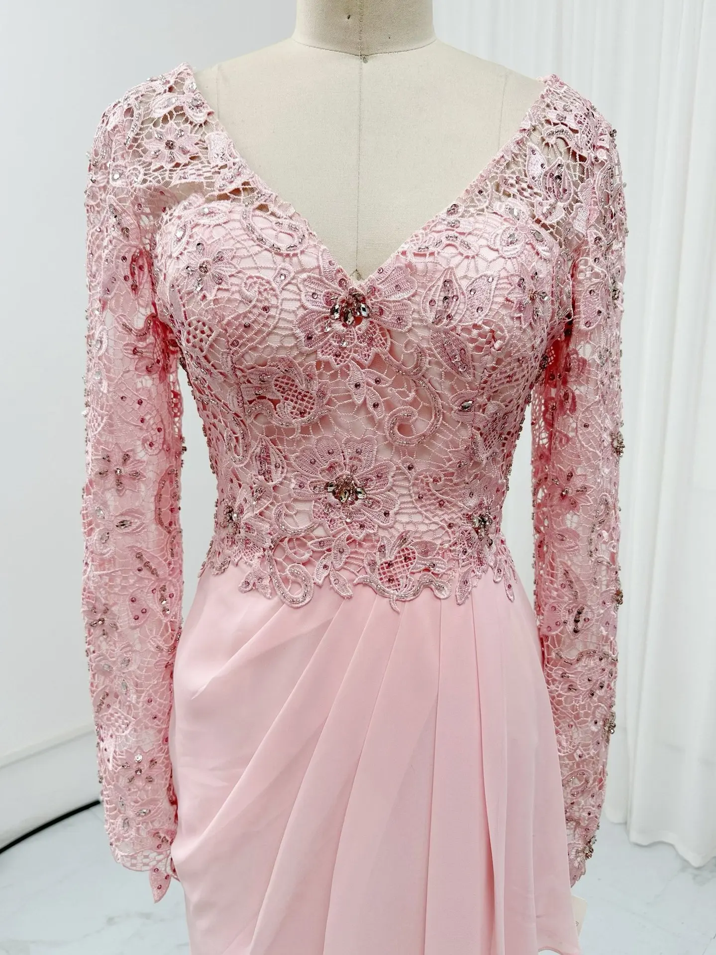 Vestido de noche de gasa ajustado de manga larga con cuello en V profundo, vestido rosa Sexy para banquete, actuación, M1573