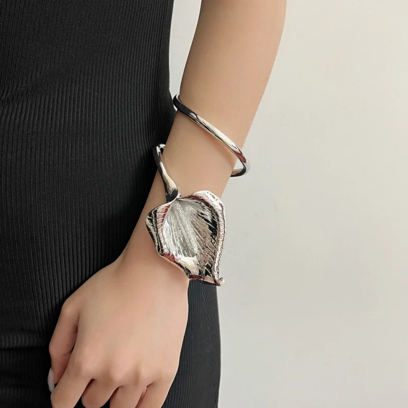 

Elegant European And American Textured Flower Wrapping Elastic Bracelet for Women Luxury Sensation Daily Party Fashion Accessory