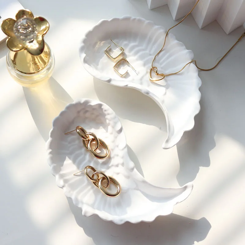 ที่เก็บเครื่องประดับทำจากปูนปลาสเตอร์ขนนกสุดสร้างสรรค์สร้อยคอถาดสวยงามเครื่องประดับสำหรับการถ่ายภาพอุปกรณ์ประกอบฉากถ่ายรูปพื้นหลัง