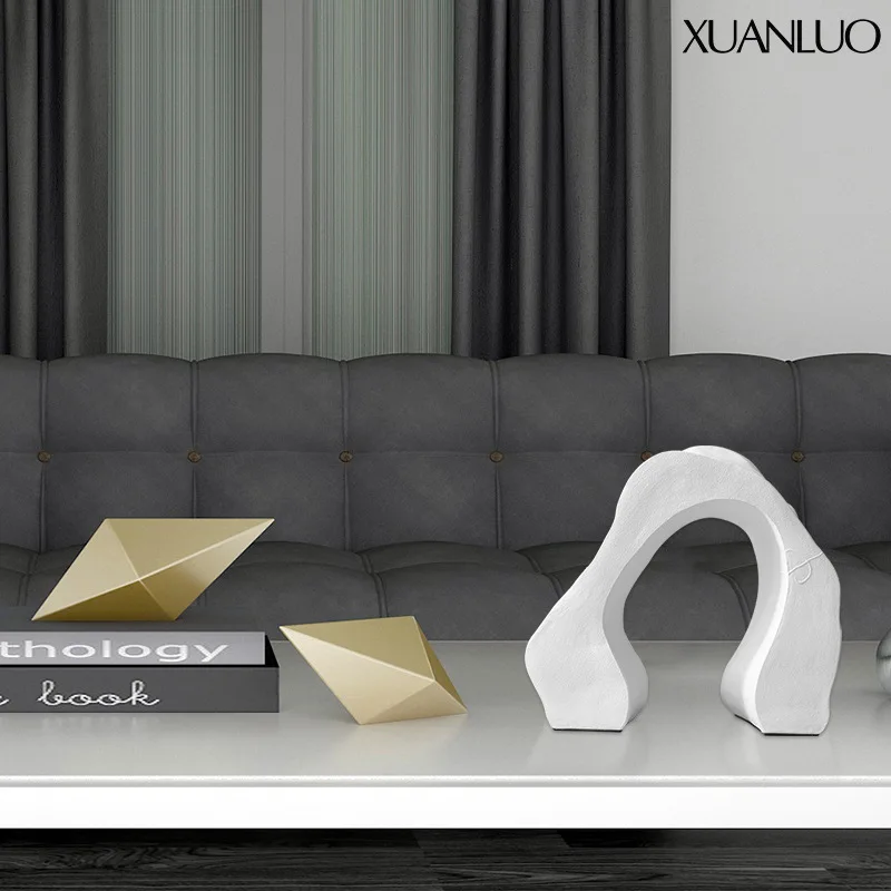 Nordic-style abstract resin ornament Modern geometric architectural design Hotel show flat creative soft furnishings