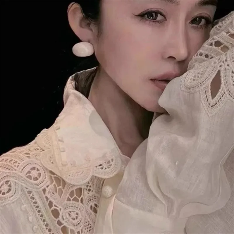 High End Light Luxury Women Designer Style With A Hollowed Out White Shirt 2026 Spring Summer New French Heavy Embroidery Shirt