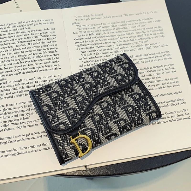 

Women's Portable Wallet Mini Bag, High-Capacity Fashion Storage Solution With Durable Materials And Chic Details