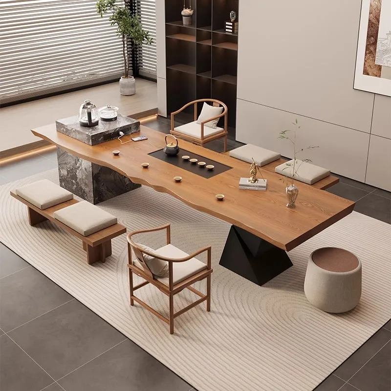 Moderner, schlichter Insel-Teetisch aus massivem Holz