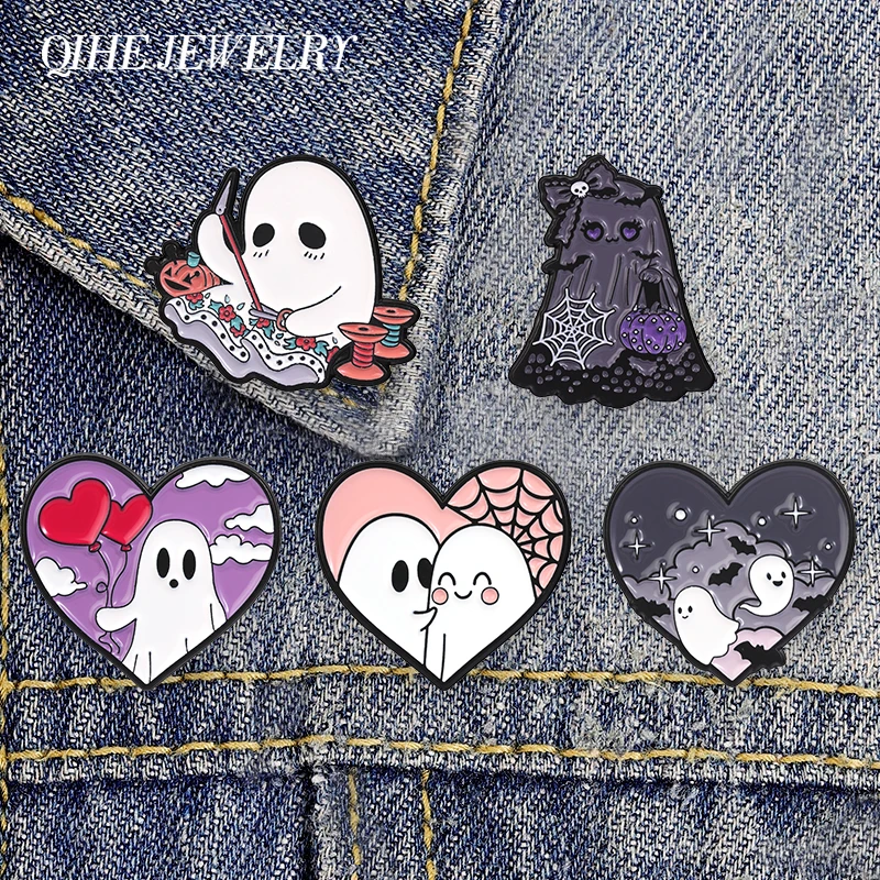 Niedliche Halloween-Geister-Emblem-Pins: Herz, gruselige Fledermaus, Spinnennetz, Geister-Brosche, Taschen- und Reversnadel, Schmuckgeschenk für Freunde