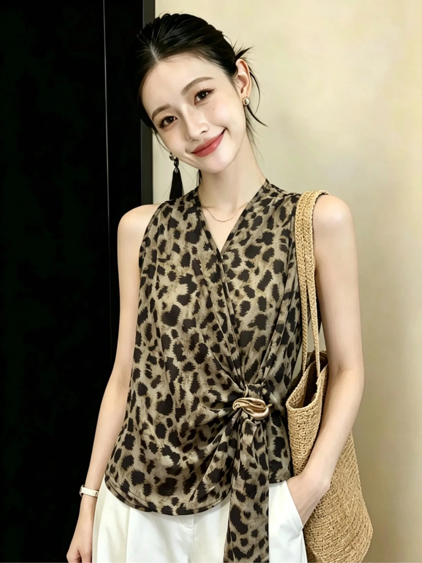 

Kasero Leopard Print V-Neck Sleeveless Sash Top Women's Summer New High-End Fashion Hanging Neck Shoulder Bared Shirt