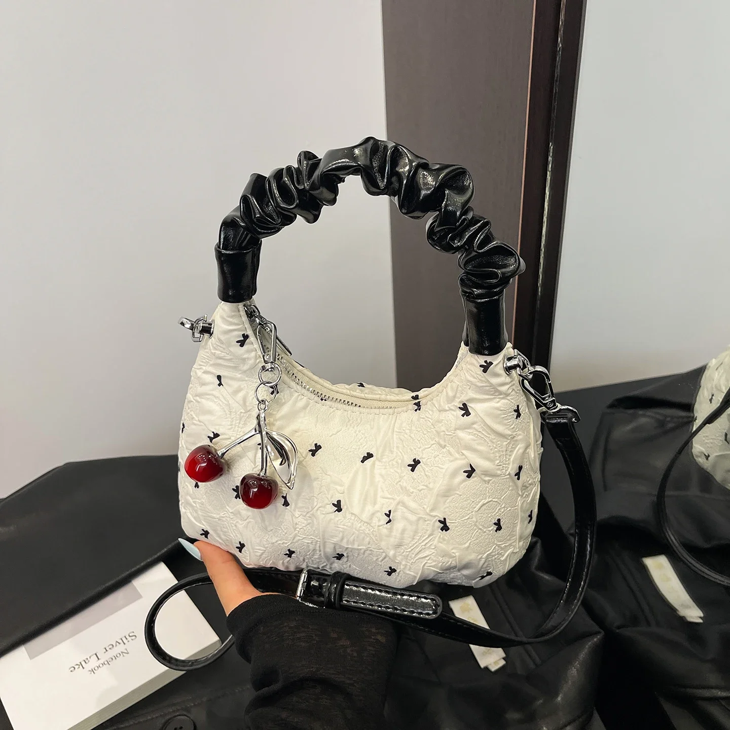 حقيبة يد نسائية عصرية 2025 حقيبة يد جديدة رائجة البيع متعددة الاستخدامات حقيبة كروس غير رسمية للتنقل حقيبة نسائية Bolso Mujer #1