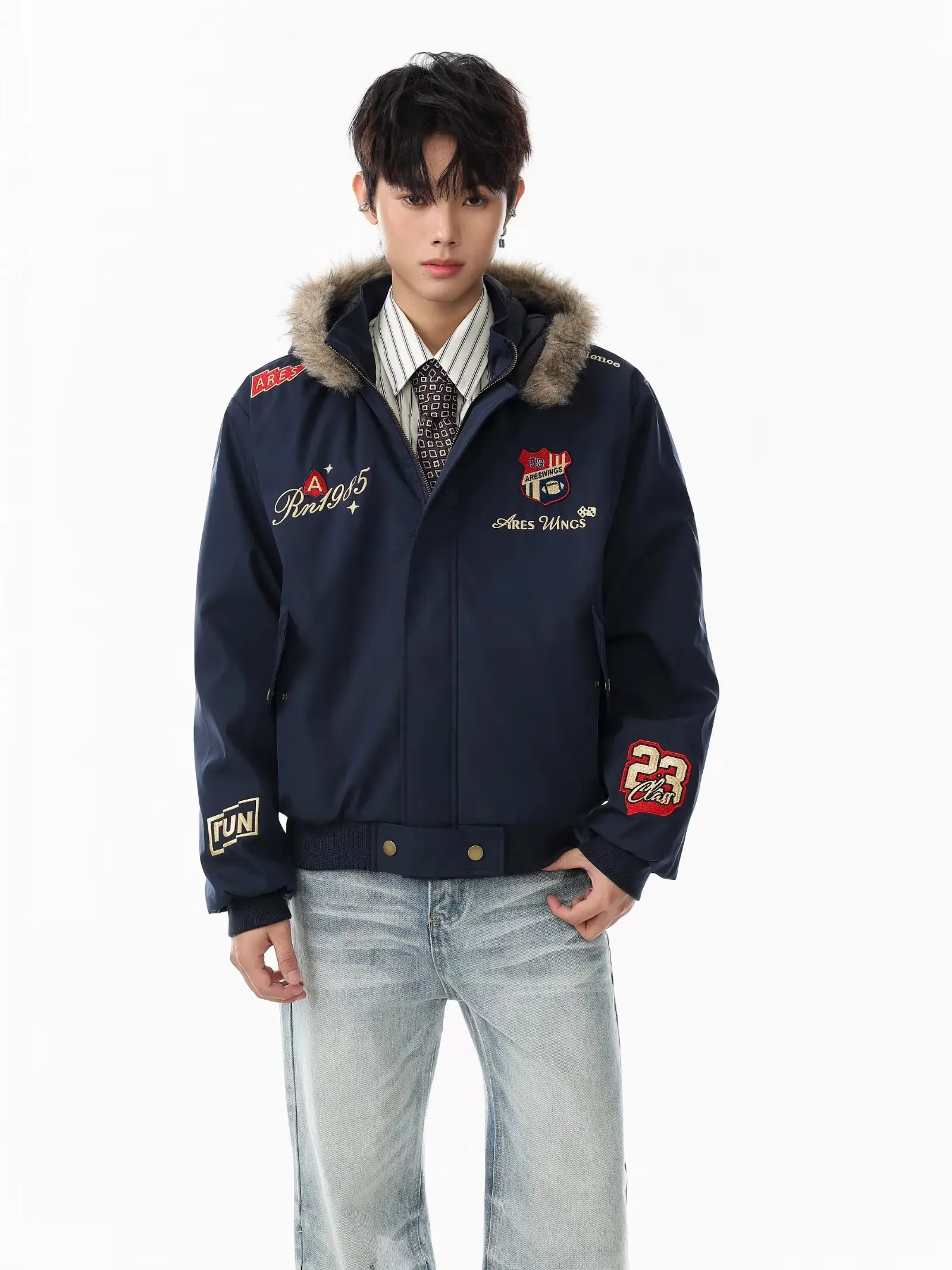 

Новая зимняя мужская темно-синяя куртка с хлопковой подкладкой и капюшоном 2026, модная куртка с вышивкой значками и ветровка.