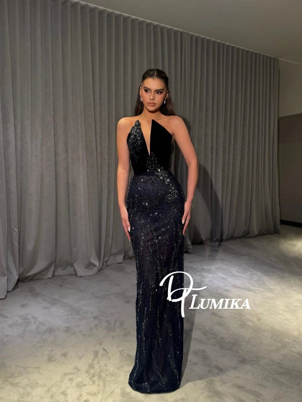 Intricate Beading Sequins Evening Dress Shiny Sexy V Neck Customized Cocktail Gown Fashionable Sleeveless Formal Party Wear