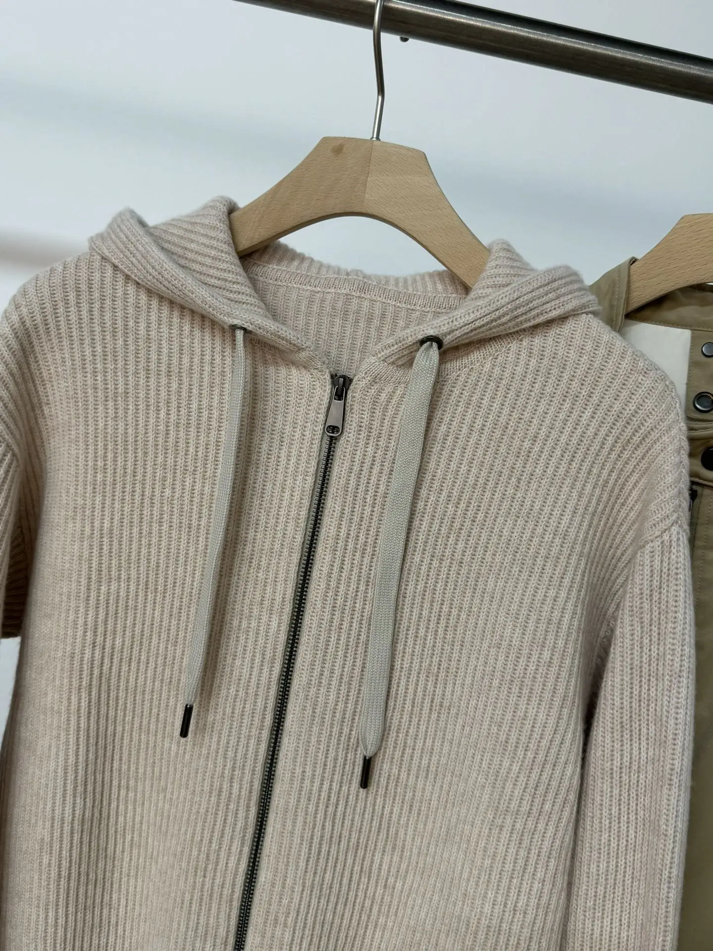 Setelan Dua Potong Jaket Bulu Angsa Berkualitas Tinggi Musim Gugur dan Musim Dingin 2025 dengan Tudung Kasmir Ukuran SML