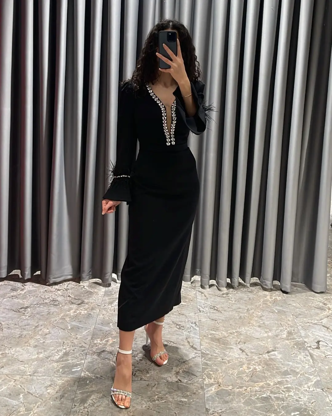 

Vestidos De Noche Rhinestone Plunging Neckline Evening Dresses Feathers Long Sleeves Prom Dress Tea Length Short Formal Gowns