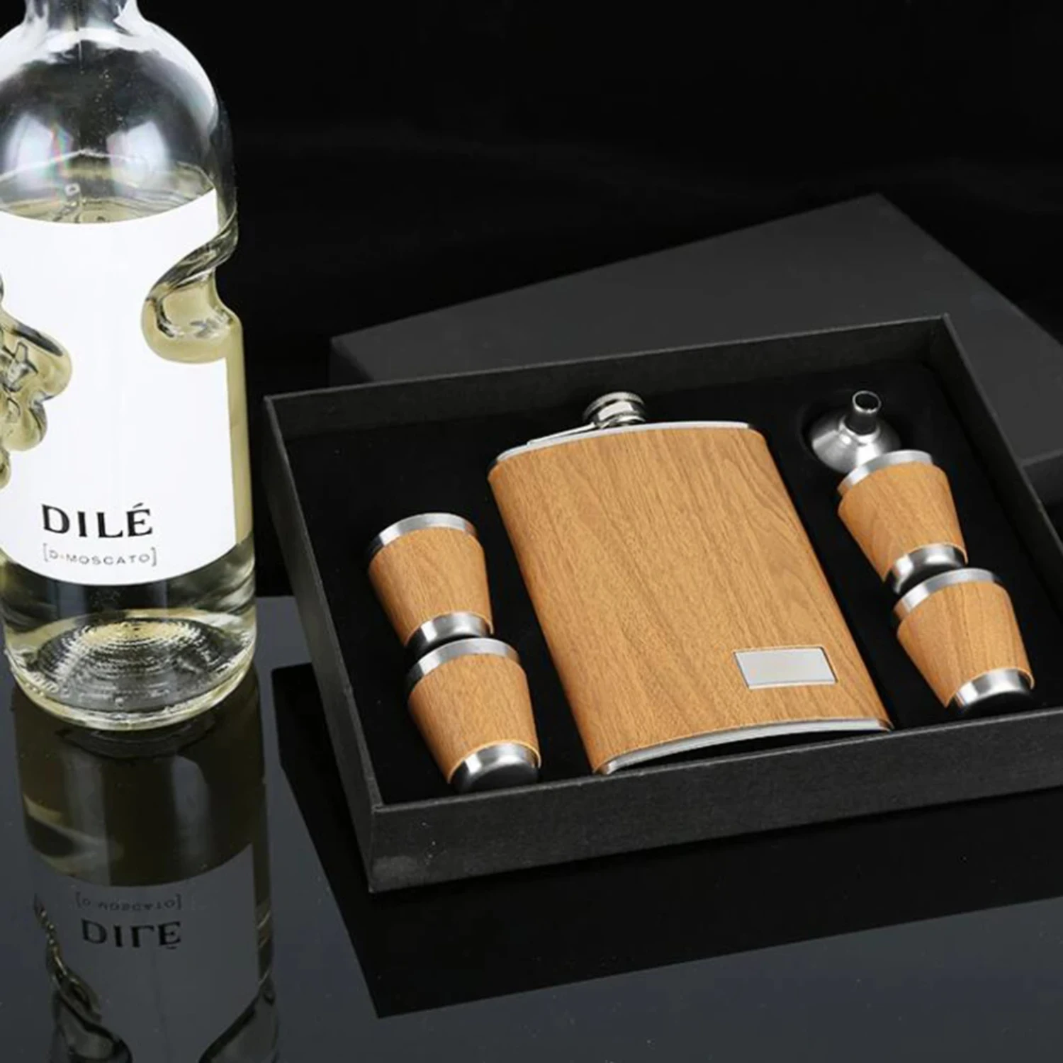 Wood Grain Flask 9 OZ Stainless Steel for Alcohol Set Outdoor Portable Whisky Pot Bottle Hollow In The Lower Right Corner