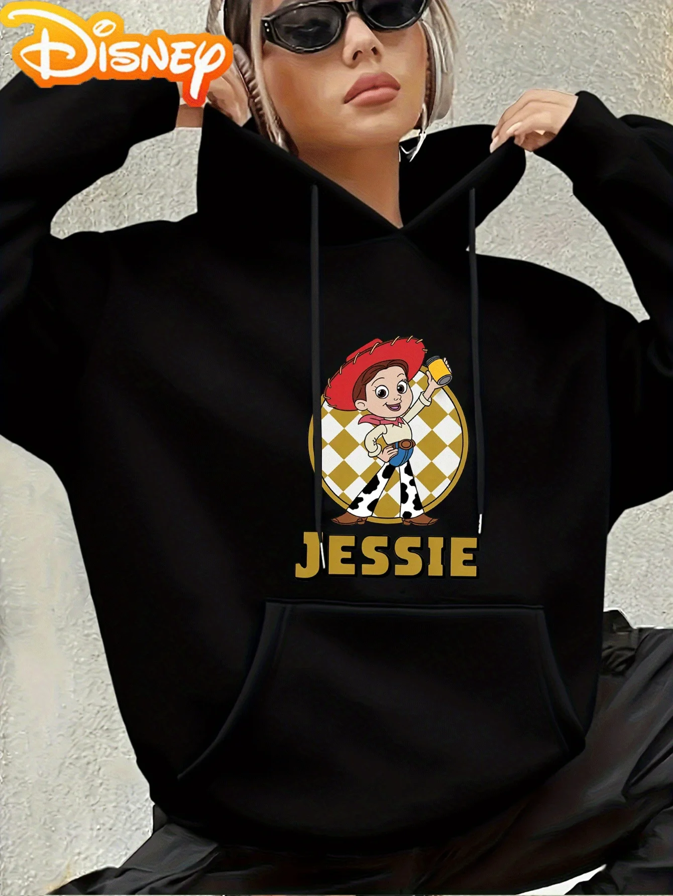 سترة نسائية من Toy Story Jessie Hoodie - سترة صوفية برسومات راعية البقر الغربية، سترة بقلنسوة سوداء مع حروف صفراء
