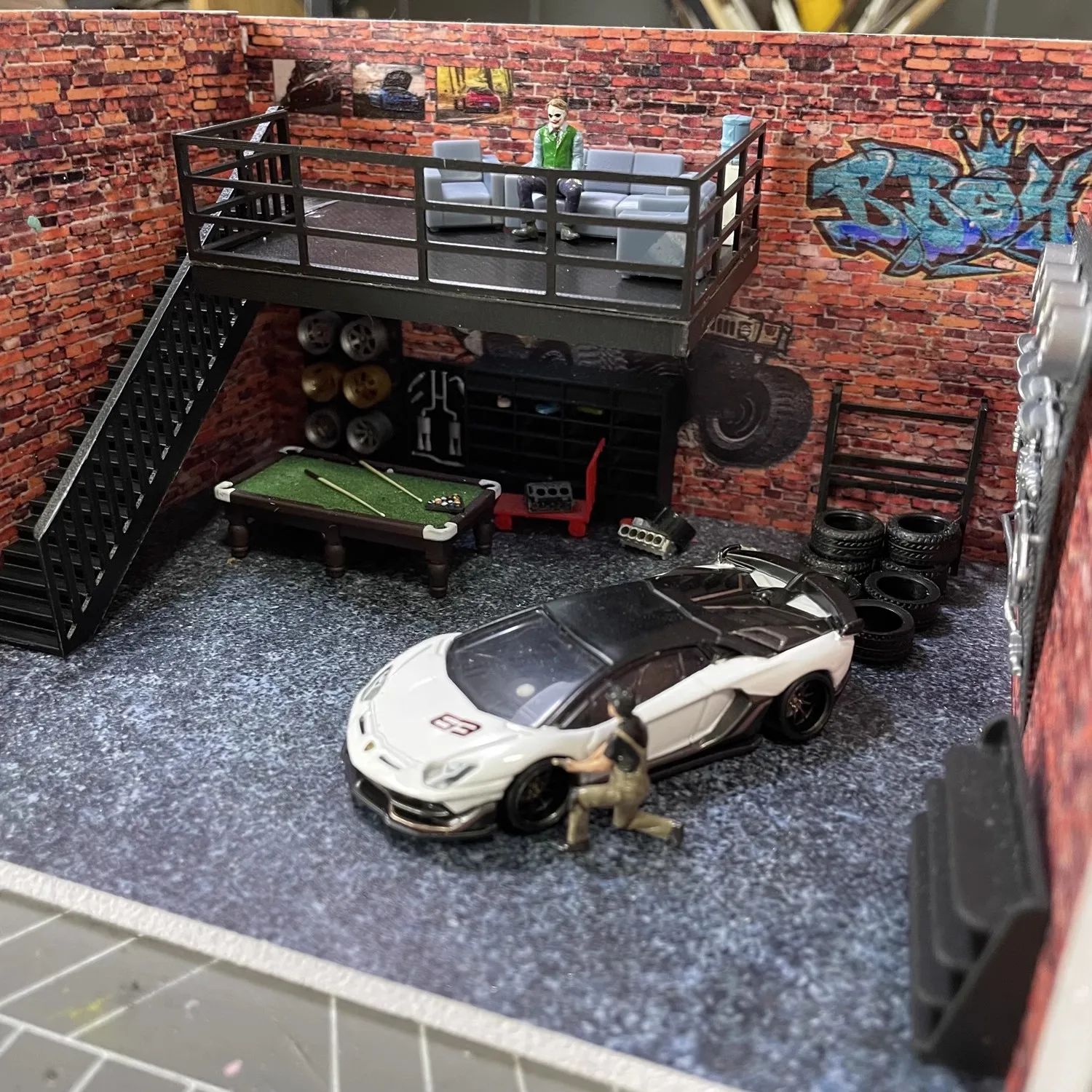 1:64 Garage Scene Tire Rack Tool Table Red Brick Graffiti American Garage Props Decoration Display