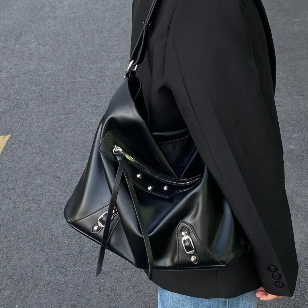 Borsa da locomotiva con rivetti casual di grande capacità Borsa a tracolla retrò di nuovo design punk Borsa da viaggio elegante in PU sotto le ascelle