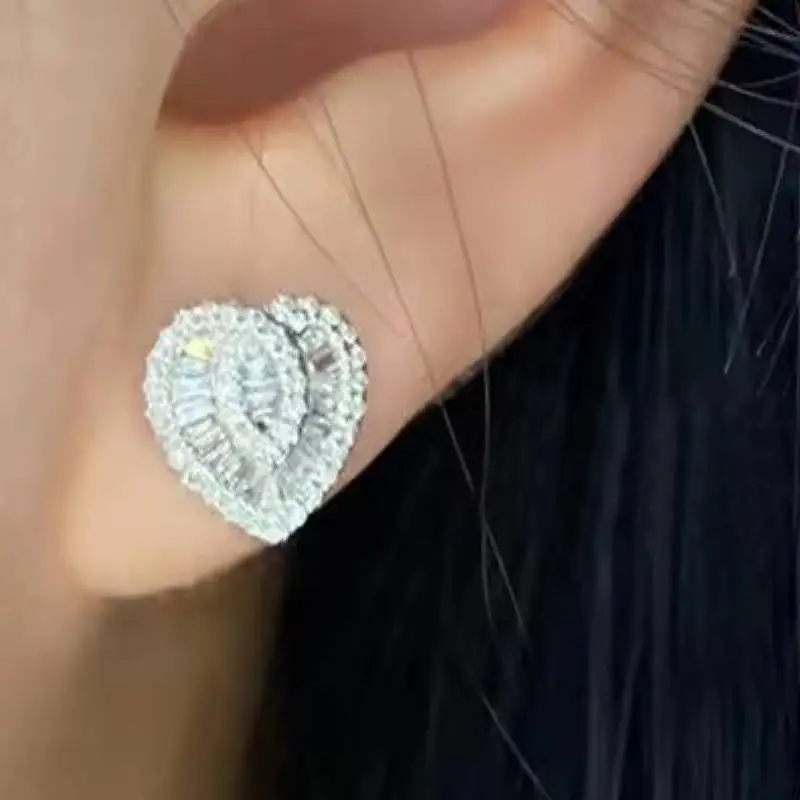 Huitan Liebesförmige Damen-Ohrstecker mit eingelegtem, voll glänzendem Zirkonia, für Hochzeit, Party, Jahrestag, Zubehör, süßer Schmuck