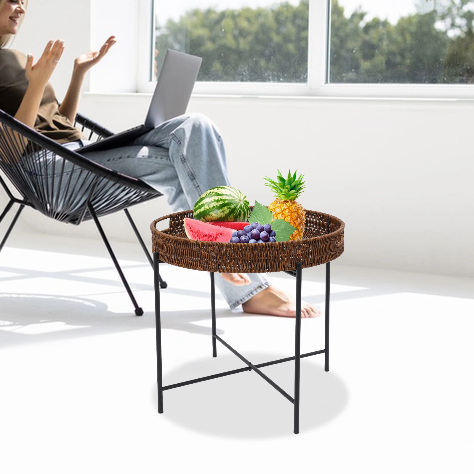 Rotan bijzettafel naast een rotan loungestoel binnen met fruit op het dienblad