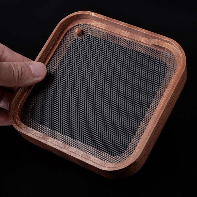 Компьютер стоять с активацией мощности и естественной текстурой древесины для