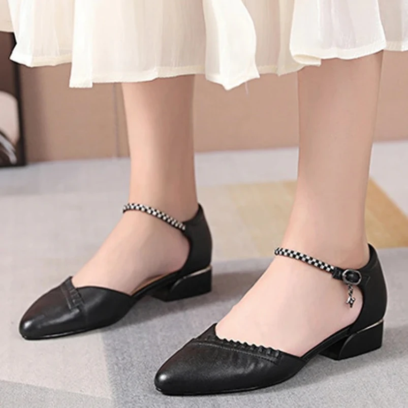 

2025 острые кожаные полые женские новые летние модные туфли на толстом каблуке, профессиональные темпераментные женские туфли на высоком каблуке