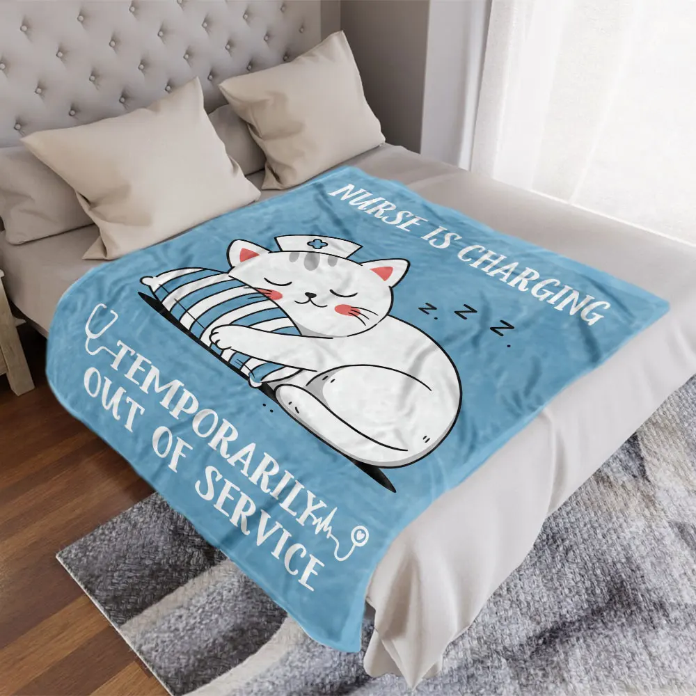 بطانية ممرضة على شكل قطة - قطة نائمة بخلفية زرقاء فاتحة كرتونية لطيفة مع قبعة ممرضة، تصميم Zzz & 'NURSE IS CHARGING'، ناعمة ومريحة