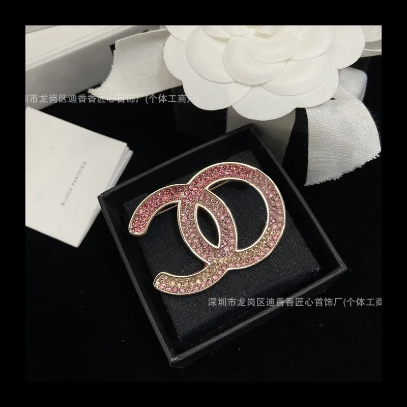 جودة عالية لقطة حقيقية زوج نسخة مزدوجة التغيير التدريجي الوردي بروش الإناث الوردي الماس المينا دبوس الإناث الزخرفية