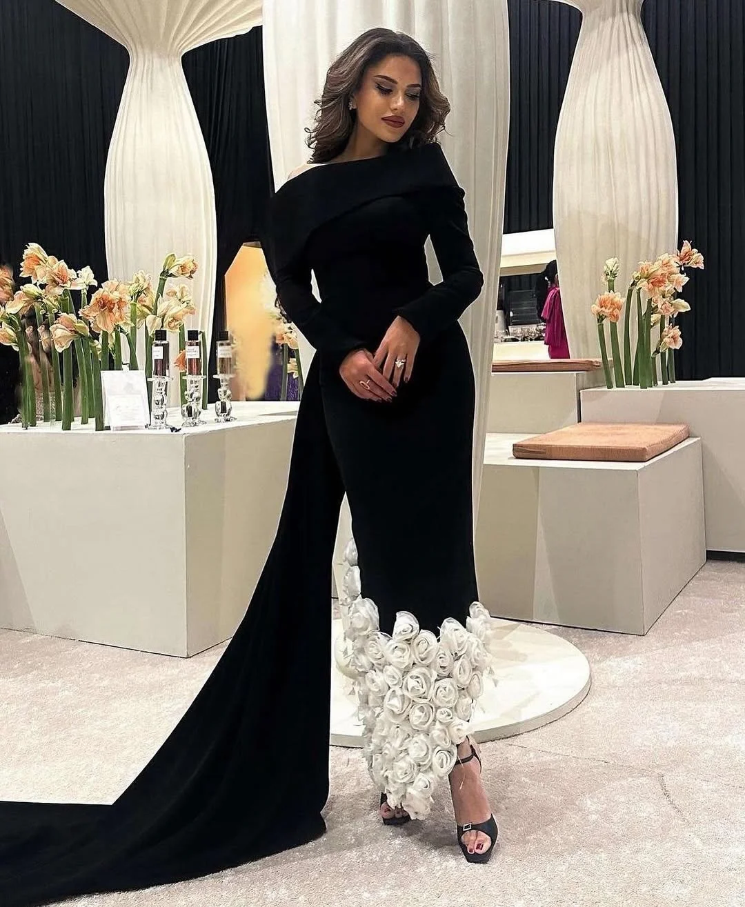 قبالة الكتف أبيض وأسود فساتين لحضور الحفلات الموسيقية 3D الزهور غمد فساتين السهرة مع قطار الاجتياح المرأة فستان حفلات الزفاف