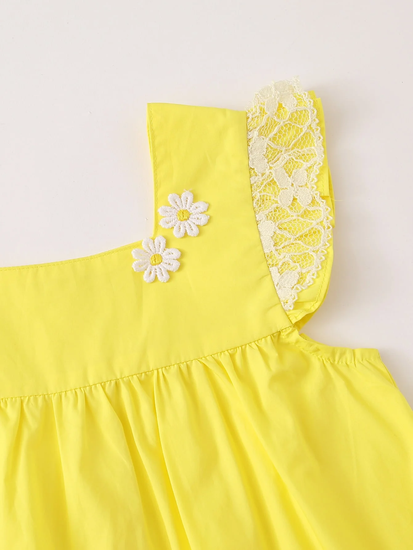 Girls comfortable western style small flying sleeve mesh hollow embroidery small Daisy square collar slim yellow dress summer