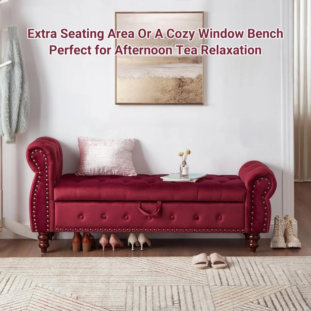 Samt-Aufbewahrungsbank, Aufbewahrungsbank am Ende des Bettes mit gerollter Armlehne, Ottomane für den Eingangsbereich mit Nagelkopfbesatz und Knopfheftung, Stauraum