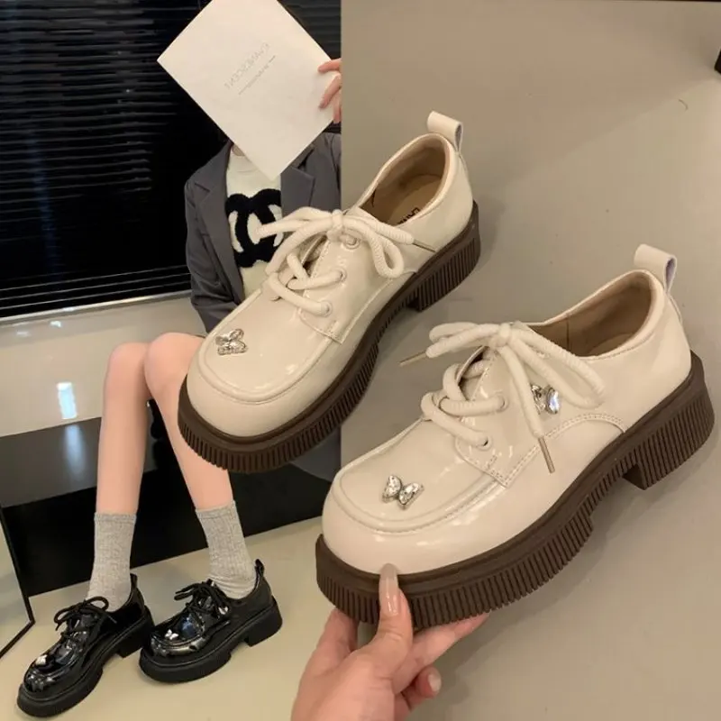 2024 baru musim semi musim gugur Kawaii lucu gadis siswa buatan tangan hitam dan putih Retro sepatu Platform mode wanita nyaman datar