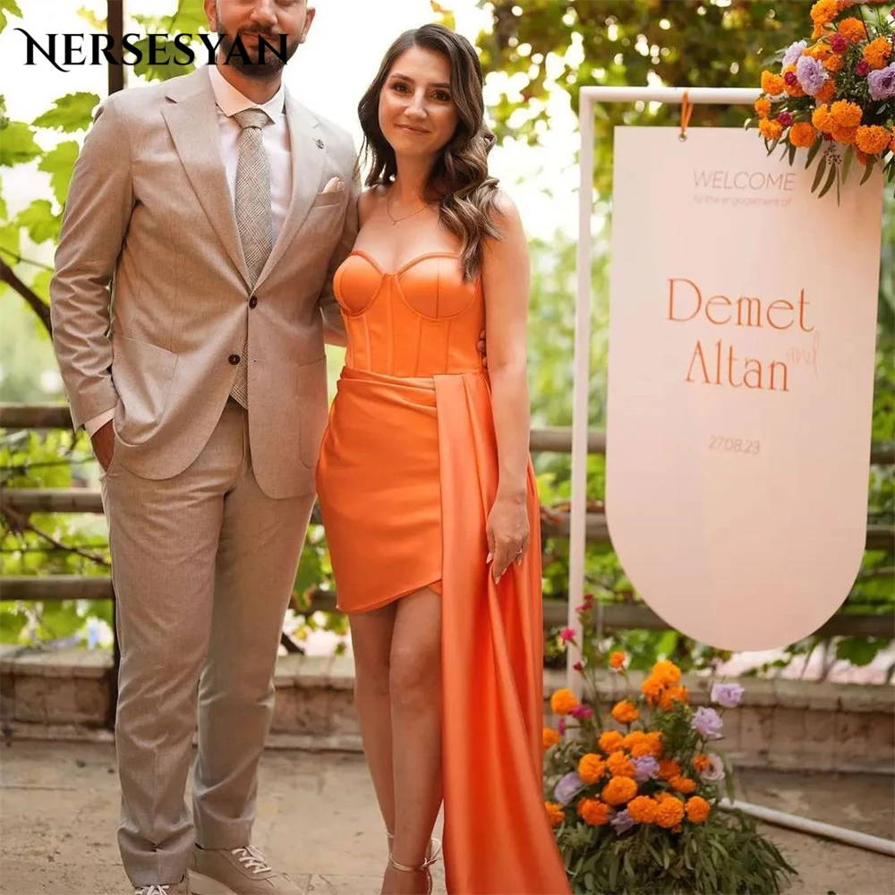 

Nersesyan Orange Cocktail Evening Dresses Off Shoulder Bones Backless Prom Dress With Side Train Knee Length 2024 Party Gowns