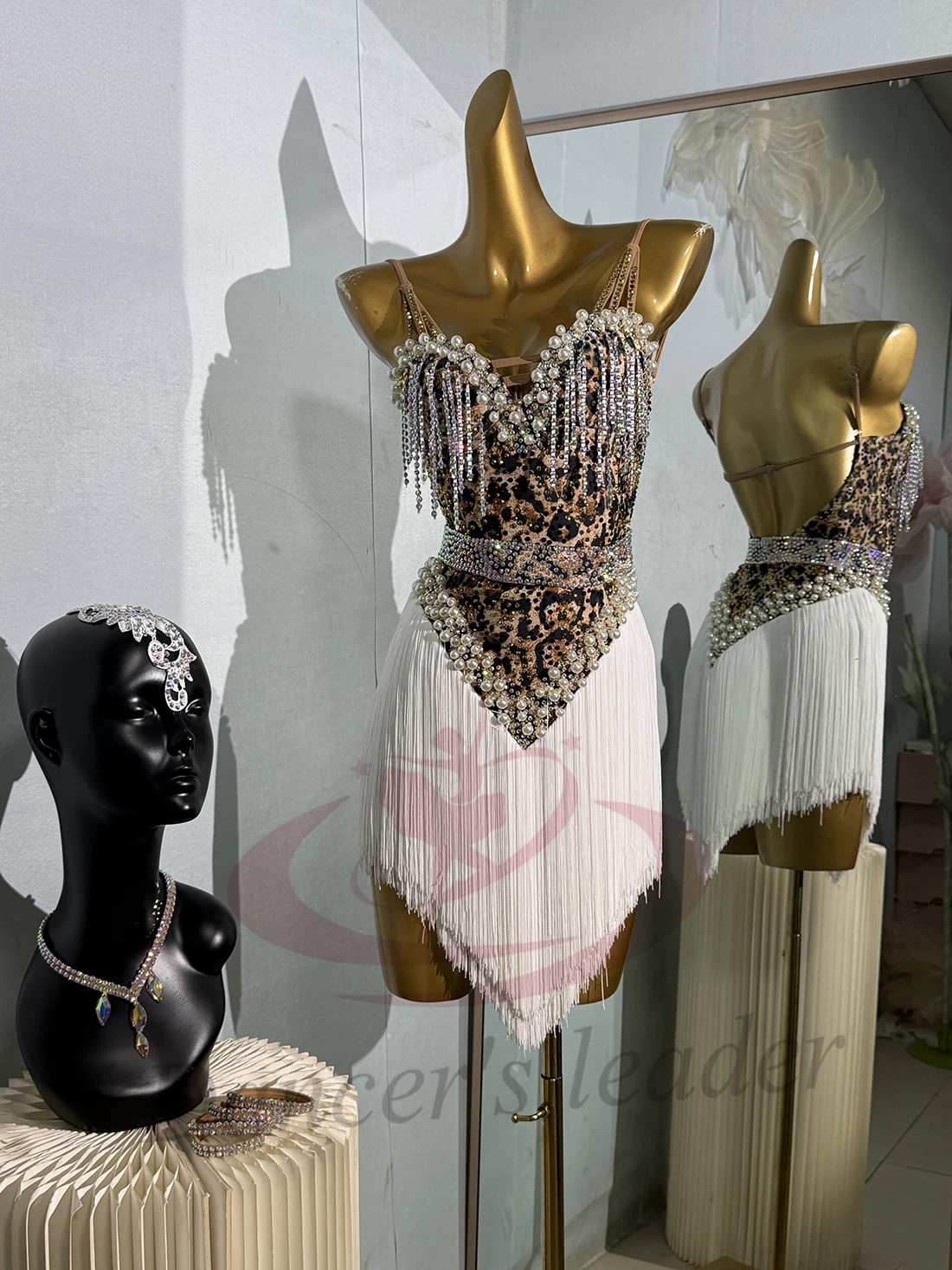 

Костюм для латиноамериканских танцев: женское платье для взрослых и детей, высококачественное, на заказ, с леопардовым принтом, стразами, бахромой, для выступлений по самбе