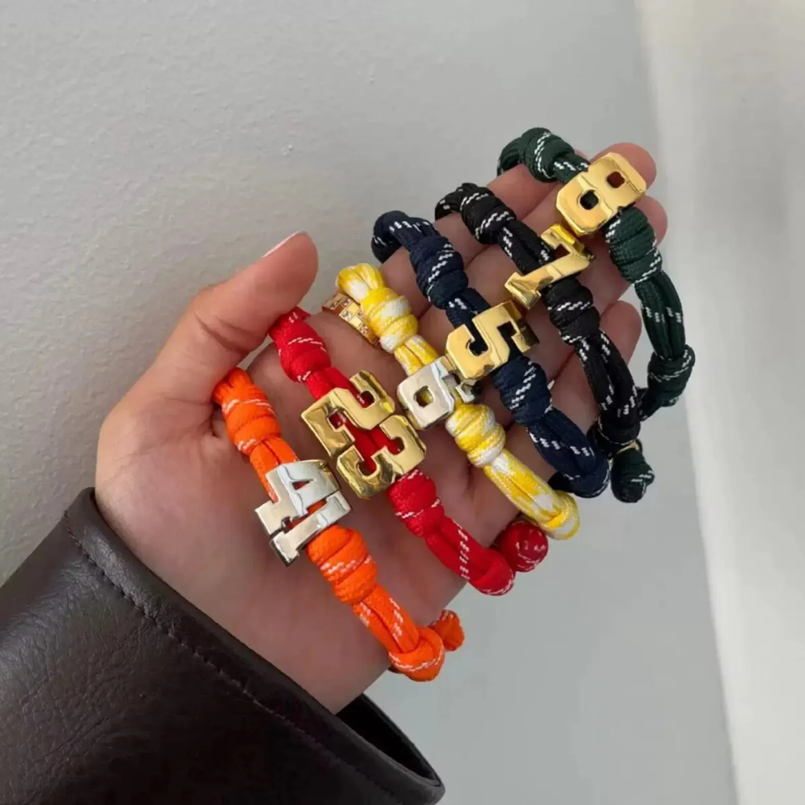 pulseira-com-numero-personalizado-1-peca-cor-dourada-e-prateada-pulseira-com-no-joia-personalizada-presente-para-mulheres