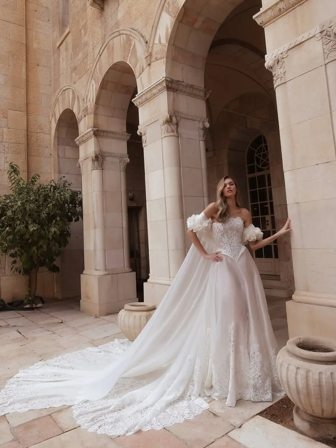 Romantic Lace Strapless Wedding Dress With Long Cape Elegant A Line Corset Customized Bride Wear Fairytale Delicate Bridal Gown