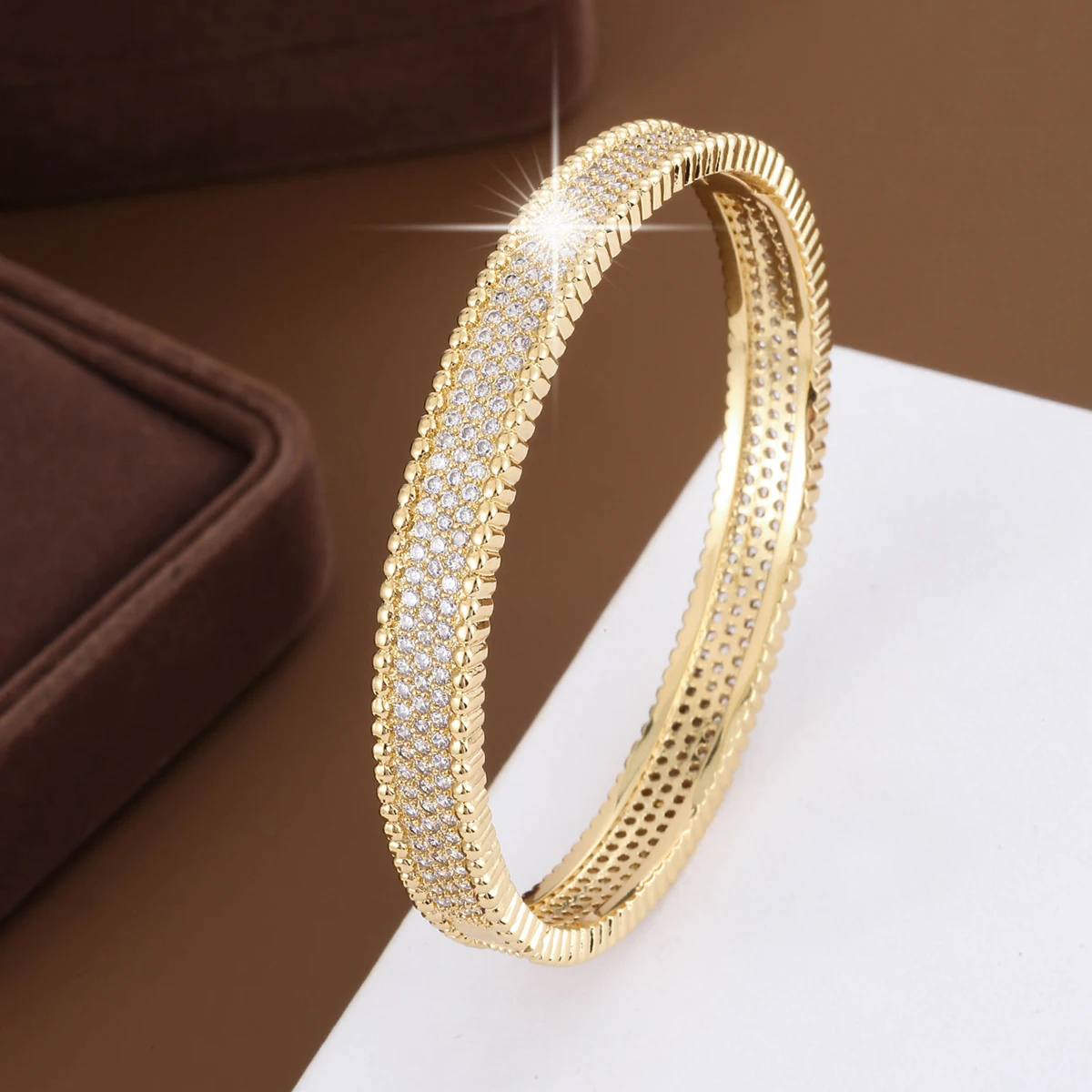 Fashion Geometric Spherical Design Fully Inlaid Synthetic Zirconia Women's Bracelet Is A Jewelry Accessory For Banquets And Gift
