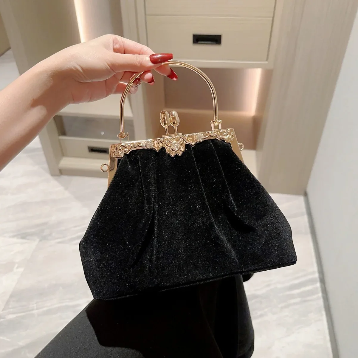 Vintage Black Velvet Metal Handle Handbags For Women Wedding Prom Party Clutch Small Purses Fashion Evening Bag Shoulder Bags