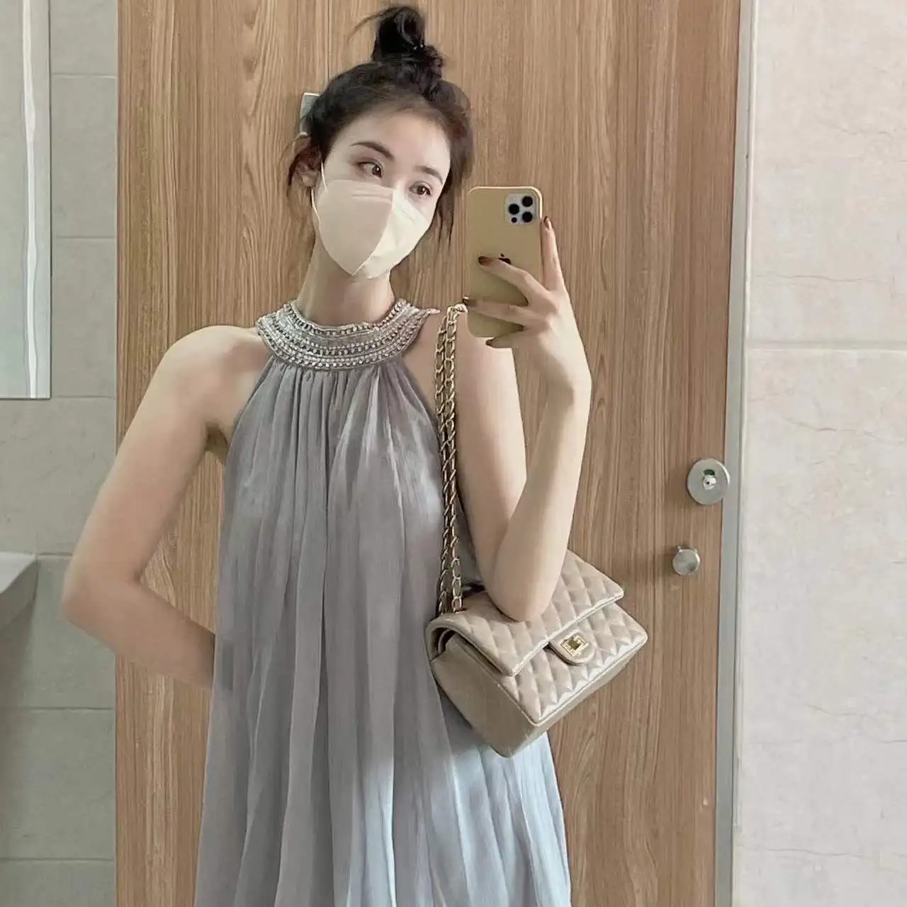 Vestido sem mangas elegante feito à mão com contas halter