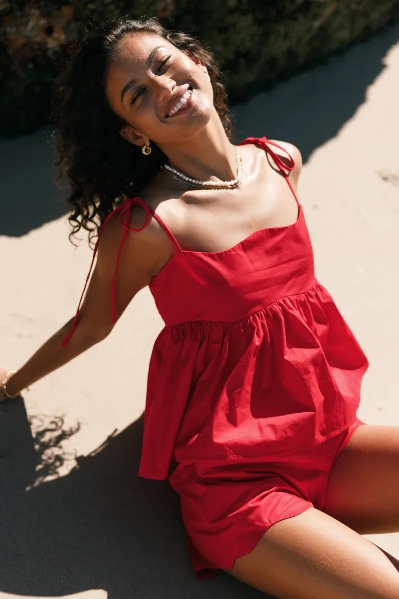 Lässiges Sommer-Zweiteiler-Set in Rot für Damen: Rüschen-Trägertop mit Bindeband und locker sitzende High-Waist-Shorts – perfekt für Strandurlaub und Alltag – Detail 1