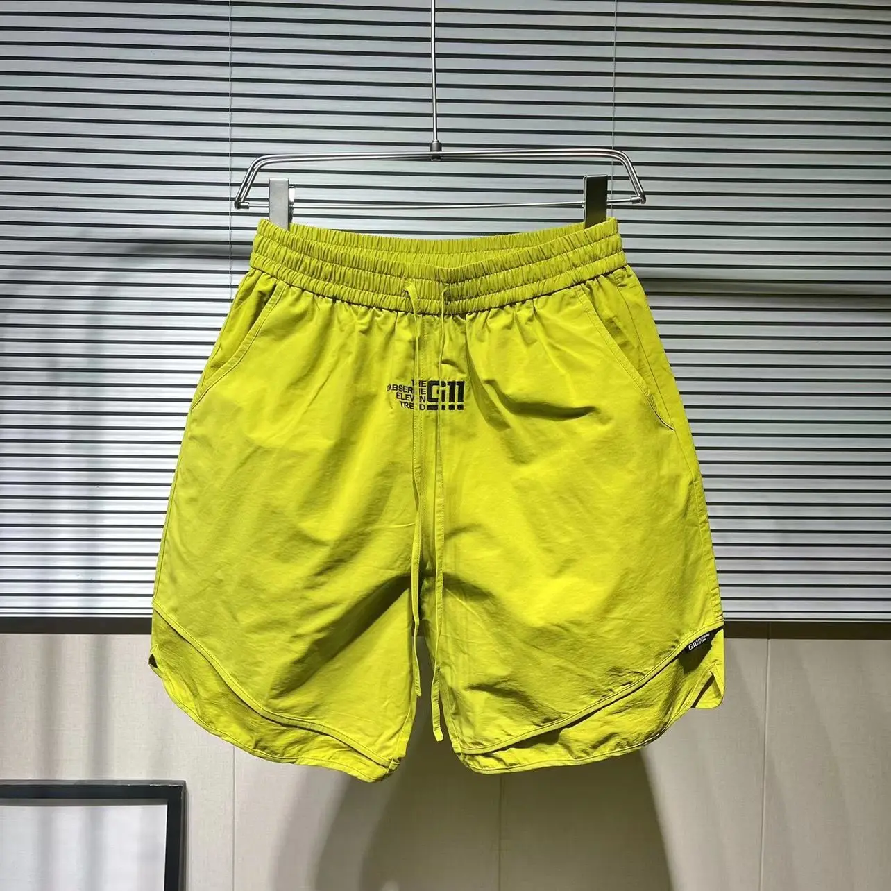 Männer Sommer Elastische Taille Brief Stickerei Shorts Trendy Casual Lose Dünne Schnell trocknend Atmungsaktive Strand Fünf-viertel Hosen